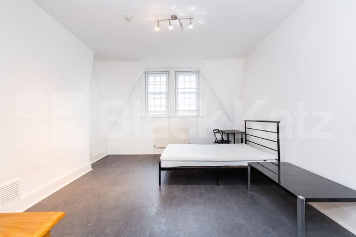 Located in the heart of the city is this large 1 bed inclusive of some bills Fleet Street, Chancery Lane